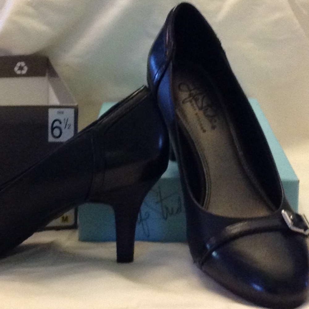 Life stride black pumps size 61/2